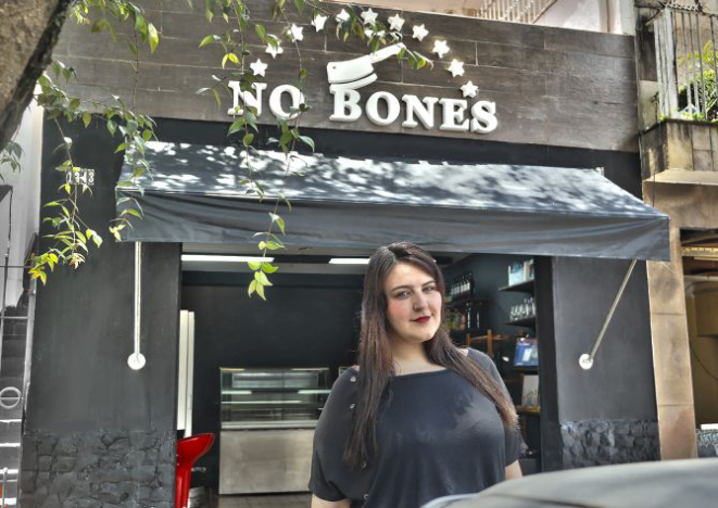 Marcella Izzo, chef proprietária do açougue vegano No Bones. A marca funciona como delivery com centros de distribuição em quatro cidades: São Paulo (SP), Curitiba (PR), Itajubá (MG) e Niterói (RJ). Recentemente, entrou para a rede de supermercados Pão de Açúcar. Foto: Divulgação