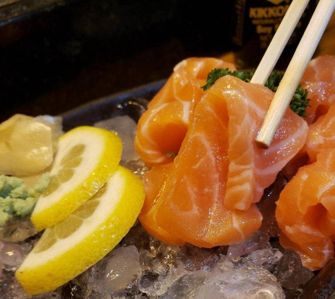 Sashimi de salmão do Z. Sushi Lounge Bar. Foto: Divulgação