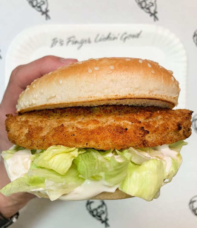 Feito a partir de micoproteína, obtida por um fungo, e outras bases vegetais, o Zero Chicken é o novo sanduíche vegano do KFC. Foto: Reprodução / Instagram