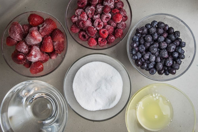 O sorbet de frutas vermelhas sem sorveteira tem como ingrediente clara de ovo para conferir a textura cremosa. Foto: Letícia Akemi/Bom Gourmet