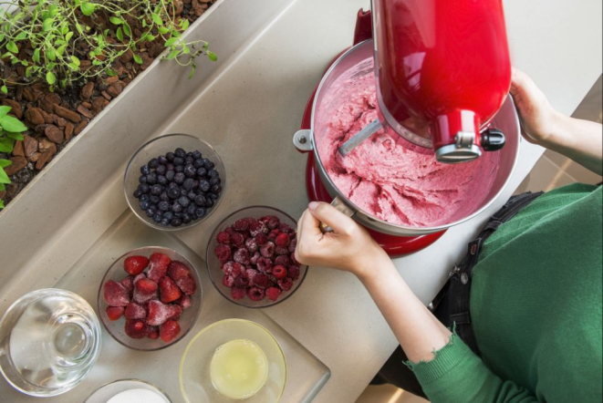 Se o bowl da batedeira for de inox, recomenda-se colocar no freezer para diminuir ainda mais a temperatura na hora de bater o sorbet. Foto: Letícia Akemi/Bom Gourmet
