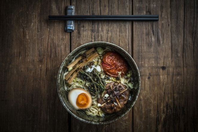 De origem chinesa, o lámen (ou rāmen) se tornou um dos pratos mais tradicionais no Japão. É servido em uma tigela com um caldo rico, macarrão e ingredientes que podem variar entre si. Ovo cozido e chashu (fatia fina de carne de porco) aparecem com frequência na composição. Foto: Letícia Akemi / Bom Gourmet