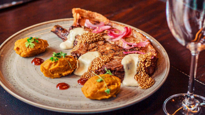 Prime Rib suíno crocante marinado na mostarda Dijón acompanhado de purê de abóbora - prato principal.