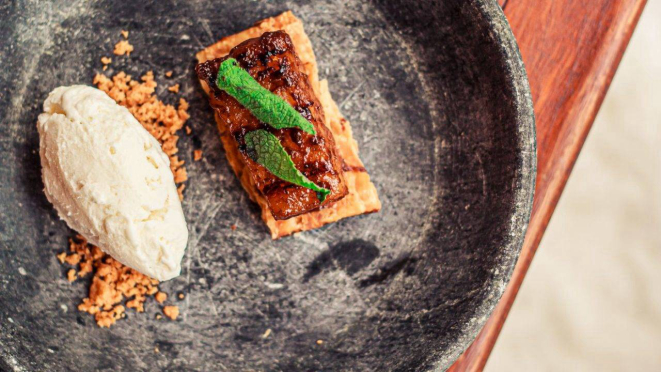 Abacaxi marinado no rum e confitado na parrilla, com sorvete artesanal de coco e gel de frutas amarelas - sobremesa.