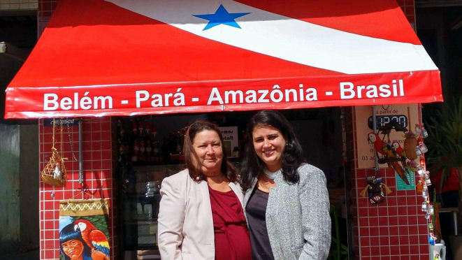 As paraenses Sueli e Natasha defronte à loja que montaram para trazer produtos da Amazônia a Curitiba.