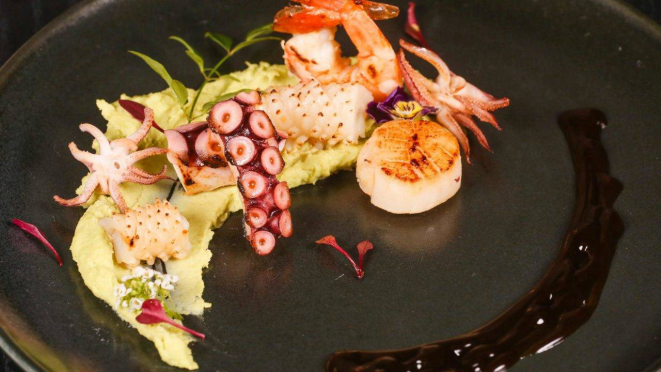 Sea food grelhado, a ótima opção de prato quente criada pelo chef Douglas Piccoli.