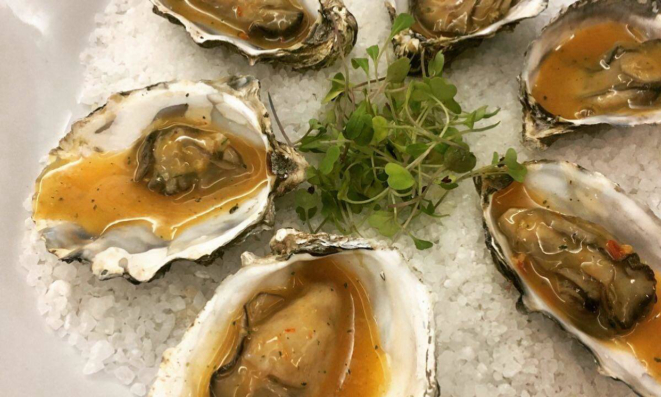 Ostras ao bafo com molho vietnamita - do Festival de Ostras do Vindouro.