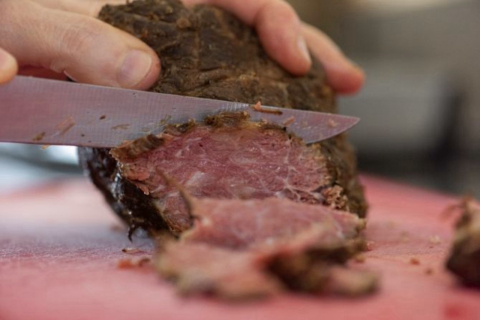 Pastrami: a carne curada e defumada criada em tempos de fome