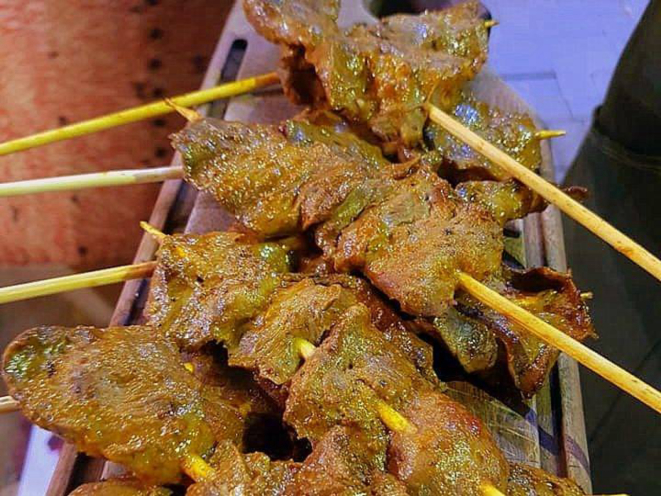 Espetinho de anticucho com chimichurri, outra novidade peruana, por Fernando Matsushita.