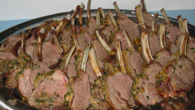 Carré de cordeiro na mostarda em crosta de alho e salsinha.