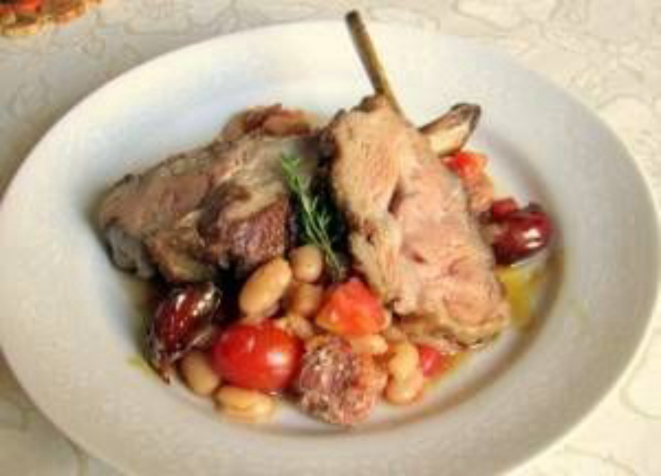 Carré de cordeiro com feijão branco mediterrâneo e alho caramelizado.