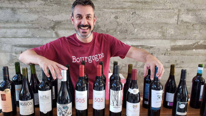 Raphael Zanette, especialista em vinhos, vai apresentar o evento online, dirigir a avaliação dos vinhos e depois revelar quais são eles.