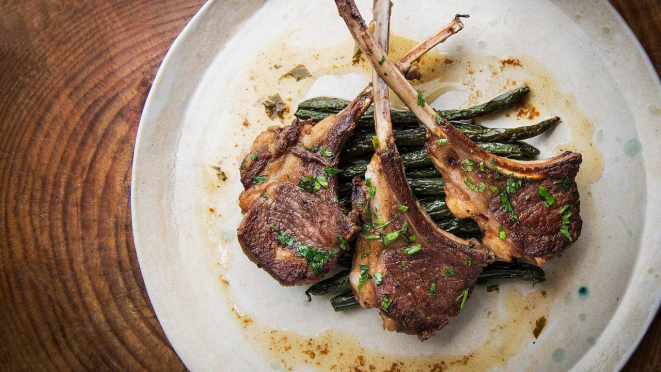 O carré de cordeiro é grelhado ao ponto pra menos e as vagens são bem tostadas, como os franceses apreciam.