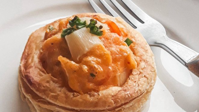 Vol-au-vent de camarão e palmito pupunha, uma das opções de entrada.