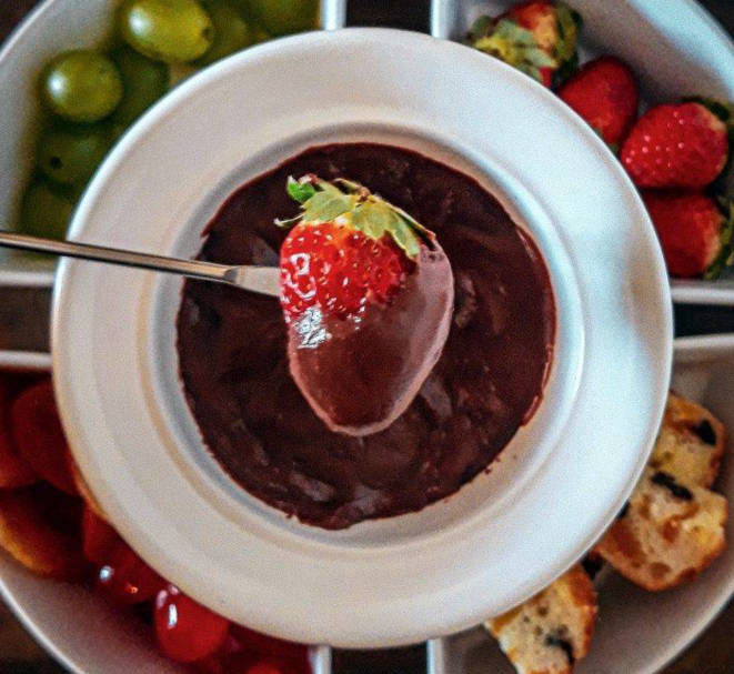 Fondue de chocolate do Empório Rosmarino - com frutas frescas e secas.