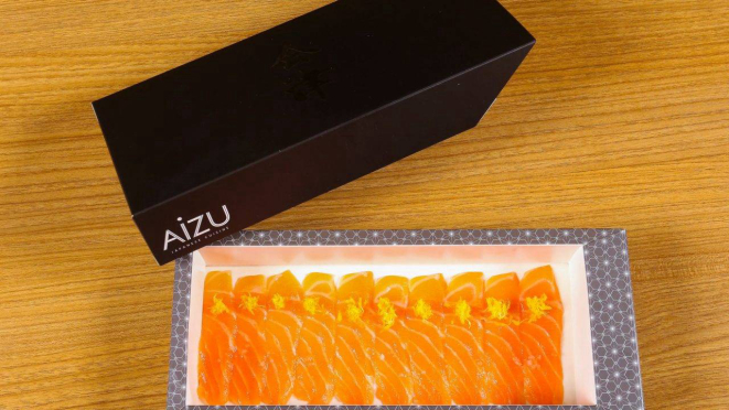 Carpaccio de salmão com azeite trufado e limão siciliano - uma das assinaturas da casa.