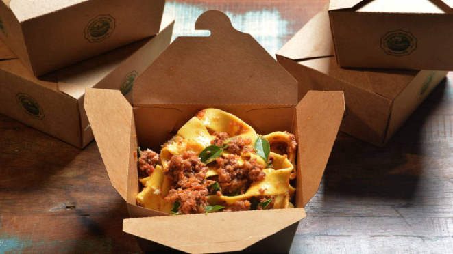 As embalagens do restaurante Trattô são estilo box, muito práticas, inclusive para consumo direto na própria caixa.