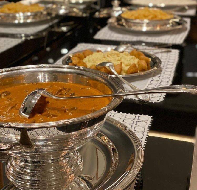 O prato servido à mesa. Strogonoff de mignon em primeiro plano, purê de batatas com bolinhos, batata palha artesanal e arroz branquinho.