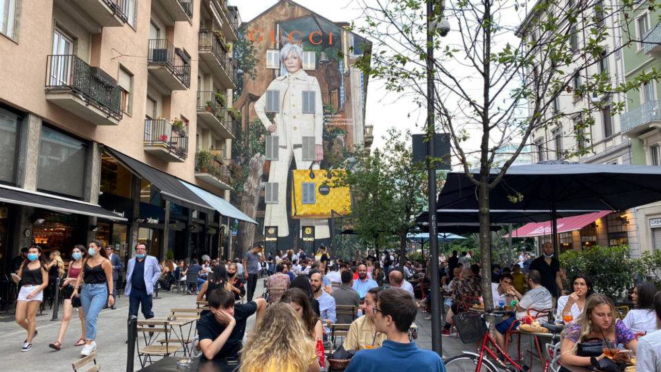 Happy hour no bairro de Brera, um dos mais badalados de Milão.
