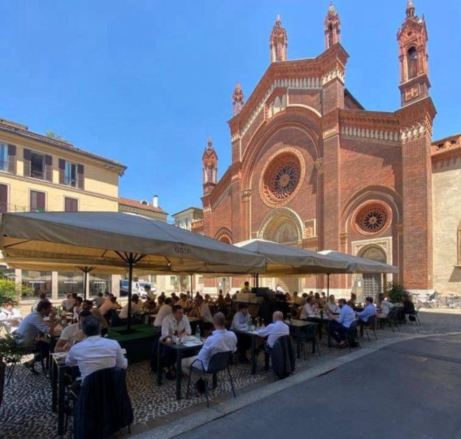 O restaurante God Save the Food, em Milão, invade a praça para a felicidade dos clientes.