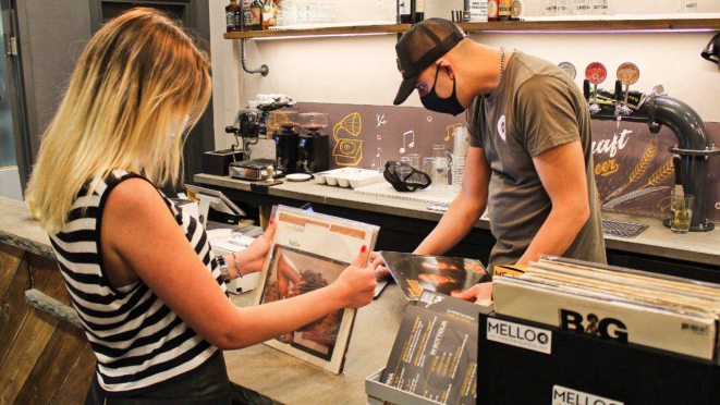 O cliente pode pagar a conta com um disco de vinil