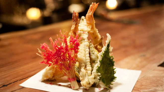 Um dos pratos do Finger's Porto Cervo, tempurá de verdura e camarão