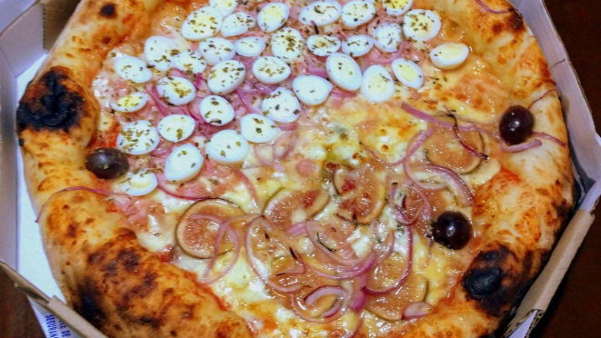 Pizza meia Portuguesa (com ovinhos e codorna) e meia Figo com gorgonzola.