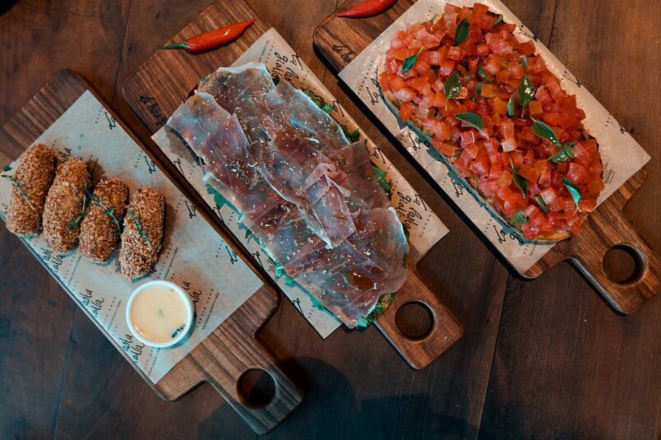 Croquetes de abóbora, bruschettas de presunto cru e de tomates... algumas das entradas favoritas servidas na casa.