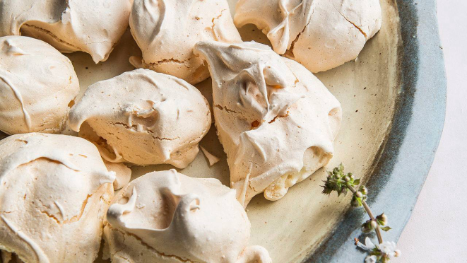 Suspiros, doces de claras crocantes por fora e macios por dentro. Fáceis de fazer.