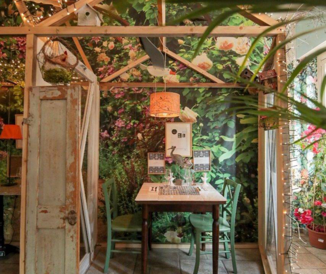 As 14 mesas possuem vista para uma praça montada no centro do restaurante