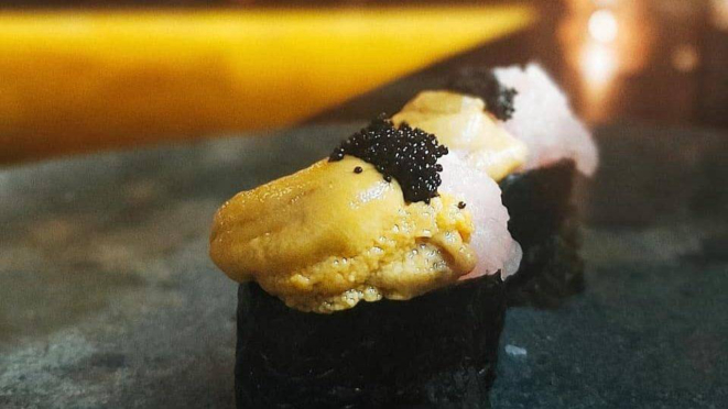 Gunkan de atum, ouriço do mar e ovas de massago.