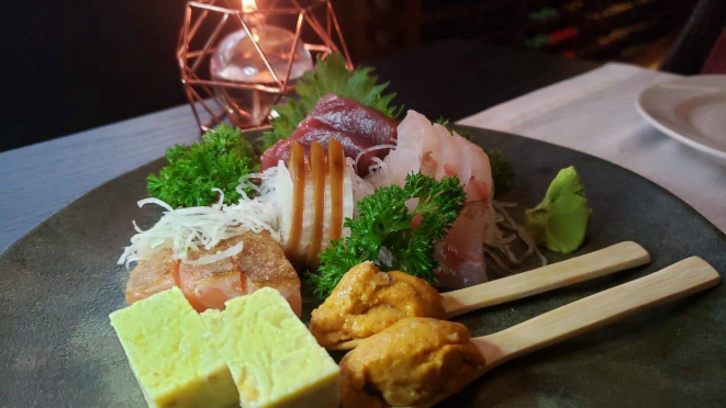 Sashimis variados: bottarga, uni, tamagoyaki (omelete) e peixes.