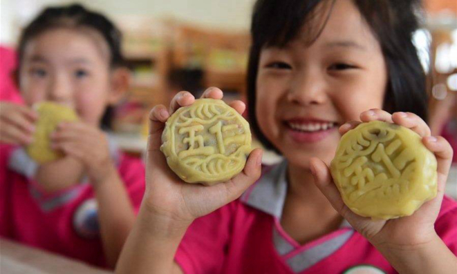 As crianças no jardim da infância preparam bolinhos da lua para presentearem amigos e familiares, para de forma simbólica, distribuirem amor e os melhores desejos!