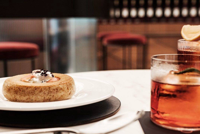 O histórico bar oferece drinks e pratos assinados pelo chef Davide Oldani