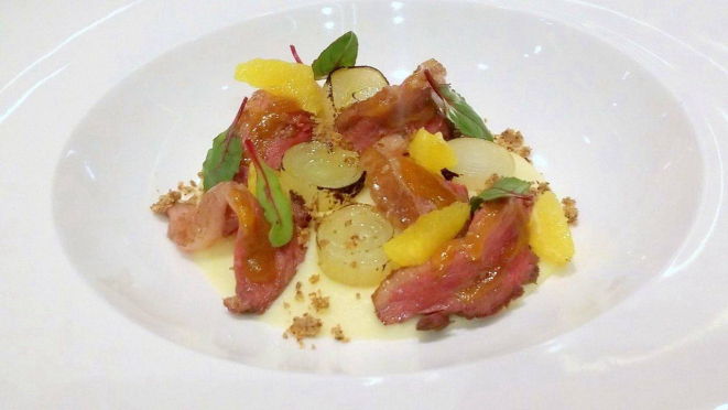 Magret de pato fatiado, échalotes, purê de batata cremoso, gomos de laranja e farofinha de cogumelos.