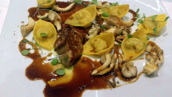 Capeletti de coelho, cogumelos e foie gras, com molho demi-glace e foie gras diluído - prato principal, delicioso.