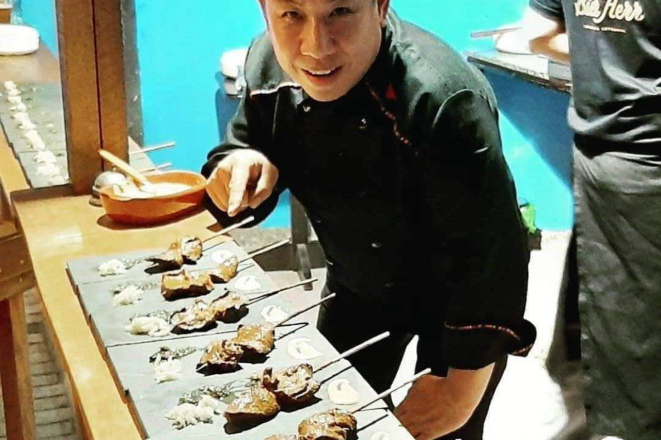 O chef Fernando Matsushita em sua parrilla. A novidade de todas as quintas-feiras.