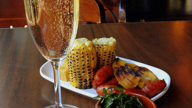 Caldinho de feijão, couve crispy e bacon, mais os itens da entrada da feijoada. Para harmonizar, espumante brut.