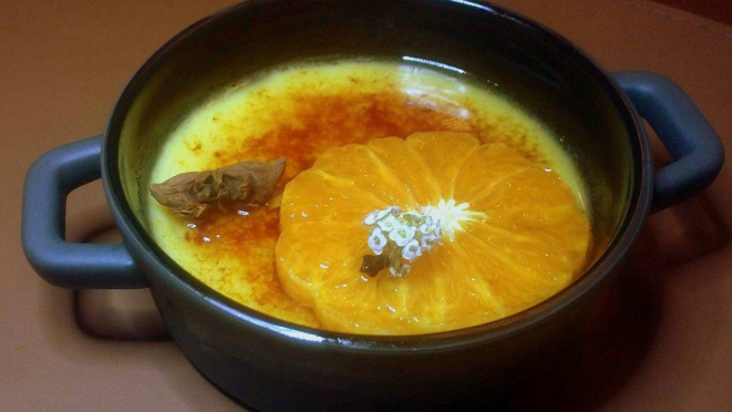 Crème brûlée de leite com laranja mandarin e perfume de rosas.
