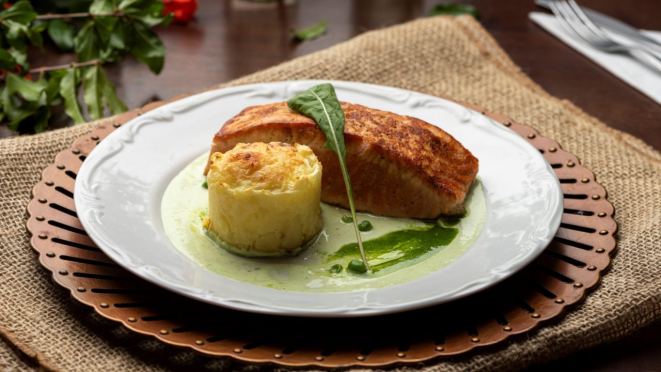 Tranche de salmão grelhada com batata do duque, opção do Casa Varela.