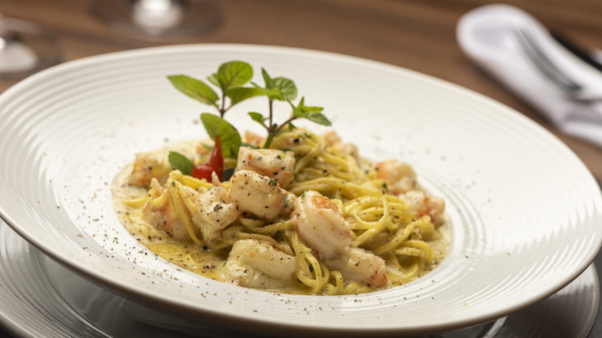 No Euro Bistrô, o taglioni ao cacau é servido com carbonara de camarão.