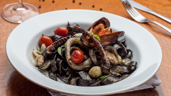 Ostras, peixes e o talharim al Nero di Seppia (pasta fresca com tinta de lula, servida com tomate cereja, polvo, anéis de lula, mexilhões e vôngoles marinados) são algumas das atrações do menu do Anarco Batel.