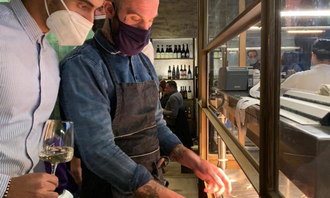 O empresário Alessandro Coltro ao lado do chef Eugenio Roncoroni no restaurante Al Mercato Steaks & Burgers