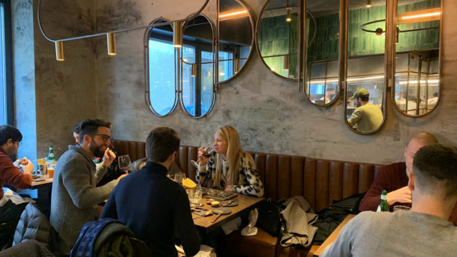 Mesas cheias - e distanciadas - no Al Mercato Steaks & Burgers no primeiro dia de abertura depois do segundo lockdown