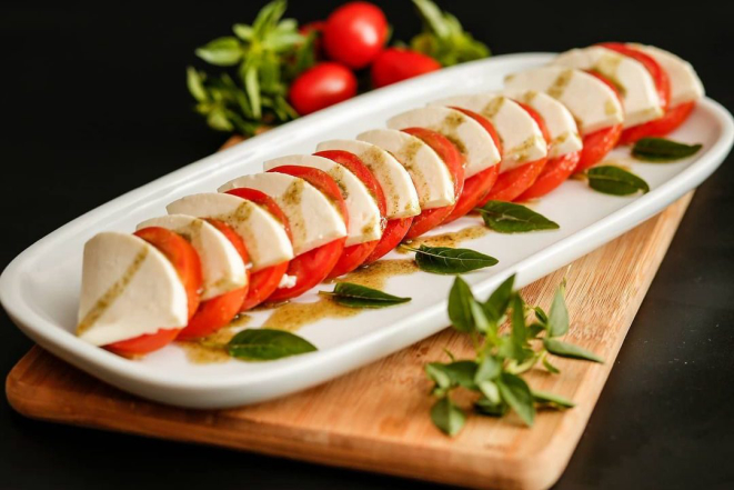 Salada Caprese da Saint Claire. Foto: Reprodução/Instagram