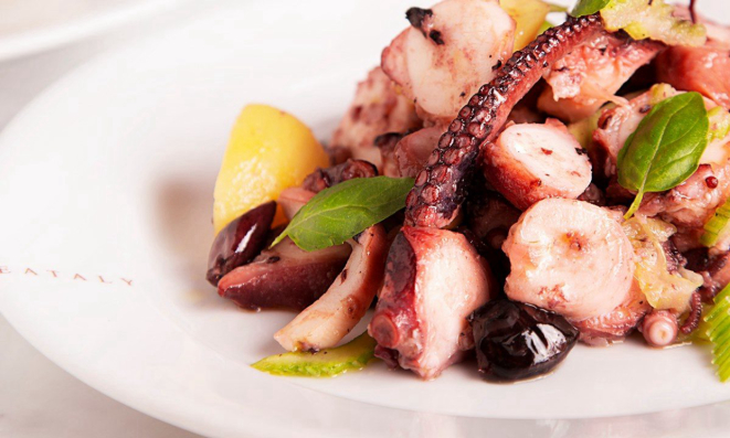 No almoço de ano-novo, salmão e frutos do mar fazem parte do cardápio dos italianos