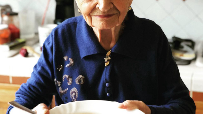 Dona Concetta, 101 anos, ensina como fazer raschiatelli, um tipo de massa.