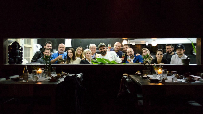 Jornalistas e influenciadores com Marcelo Amaral e brigada na cozinha do Lagundri. Todos cozinhando juntos.