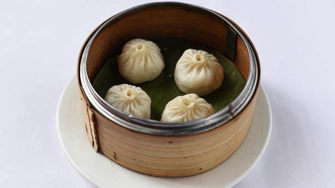 Leves beliscões vão moldando, vão fazendo o biquinho que os definem na história, entre deuses e guerreiros, como sendo o formato de uma cabeça.