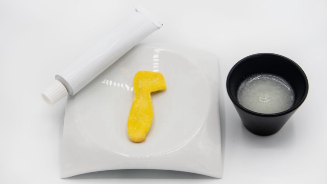 O creme de lasanha deve ser colocado em uma escova de dente feita de macarrão